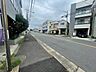 外観：現地のご見学予約もスタートしました。現地ご見学の際、スタッフが様々なご質問に対応いたします、周辺環境、前面道路、建築可能な建物について、ぜひご相談ください。