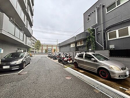 建物沿いに整えられた駐車スペースが日々の暮らしを快適にします。