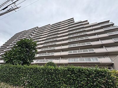 外観：実際に室内をご見学頂くと生活のイメージが広がります。家具を置いたイメージや窓からの景色など、現地で体感ください。 