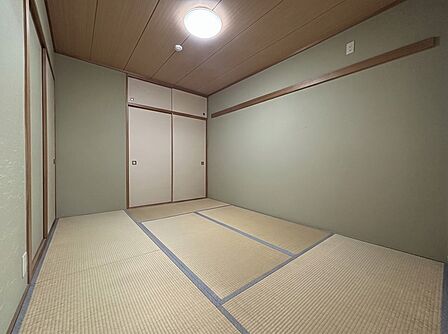 畳の香りと柔らかな光がリラックスした空間を作ります。