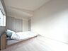 洋室：実際に室内をご見学頂くと生活のイメージが広がります。家具を置いたイメージや窓からの景色など、現地で体感ください。 