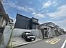 外観：周辺の街並みの中で適度な主張、生活に溶け込むシンプルなデザインの外観が魅力の一戸建です。 