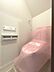 トイレ：階段下を有効活用したトイレスペース。 便座はもちろんウォシュレット。  