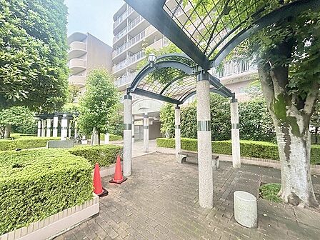自然に恵まれた豊かな緑と美しいロケーションが特徴です。穏やかな暮らしやリラックスした健康的な生活が送れそう。日々の喧騒から離れ、自然に囲まれた癒しの場所はいかがでしょうか。 