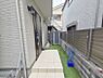 外観：周辺の街並みの中で適度な主張、生活に溶け込むシンプルなデザインの外観が魅力の一戸建です。