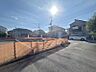 その他：安心して暮らすことのできる住宅街。　住宅地の道路は一般に交通量が少なく車などの騒音が少ないため、住民にとって静かな生活環境が提供されます。