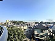 季節の変化や天気の良い日には、バルコニーでの時間が心地よく、気分をリフレッシュさせることができます。 