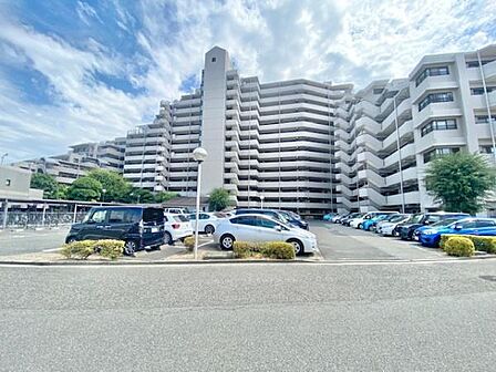 広々とした敷地に建つ全269戸のマンションで非常にゆとりのある外観です!