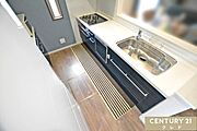 【カウンターキッチン：使い勝手の良さが大切！】三口コンロ、広いシンク＆調理スペース、未使用のビルトイン食洗器を設置。同時に、調理や洗い物をこなせて効率アップ！