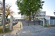 日高市立高麗川小学校まで1300m