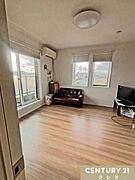【洋室8帖】豊富な部屋数だからこそ、2世帯それぞれのライフスタイルに合わせた部屋割りが実現できます。将来的な家族構成の変化にも柔軟に対応できます。