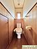 トイレ：白を基調としたウォシュレット付きのトイレです。ライフスタイルに合わせやすいシンプルな造りとなっているので室内のレイアウトもしやすく、お掃除も簡単に行え、衛生的な空間を保つことができます。