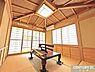 室内：【1階和室6帖】和室は広縁付の6帖。広縁側からも明るい陽光の差し込む和室は日本の伝統的な部屋に相応しい落ち着きのある室内となっております。