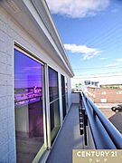 【3階バルコニー】晴れた日にはキレイに澄んだ青空を堪能できる落ち着いた住環境。毎日暮らす中でホッと安心できる時間もいいですね。お洗濯やお仕事の合間に心をリセットできますね。