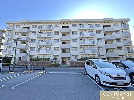 車種を選ばない平面タイプの駐車場が敷地内にあります。防犯面も安心ですね!ご利用の際は、空き状況を確認します。お気軽にお問い合わせください