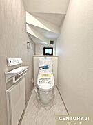 ニッチ収納付きの温水洗浄トイレは、スタイリッシュなデザインと機能性。トイレットペーパーや消耗品をスッキリ収納でき、スペースを有効活用。温水洗浄機能で快適さが向上し、清潔感も保てます。