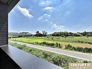 お住まいからは広々とした青空や緑を眺めることができます。毎日暮らす中でホッと安心できる時間もいいですね。是非一度現地をご覧になってはいかがでしょうか！
