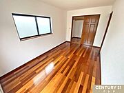 【洋室7.5帖】お住まいの中で最も広いお部屋はご夫婦の主寝室におすすめ！南向きで陽当たりが良く、気持ちよくお昼寝ができる安らぎ空間。