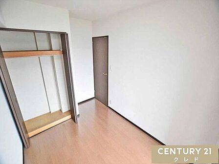 【洋室3】天井と壁のクロスを貼替済みの洋室。全居室収納付きなので、居室空間を広く使うことができます!資料請求もお気軽にどうぞ!