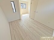 【洋室4.9帖+4.8帖】間仕切りを設ければ2部屋として使えるフレキシブルルーム。お子さまの成長やライフスタイルに合わせて空間を変えられます。