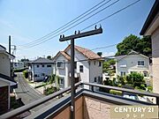 バルコニーからの眺望です。晴れた日には青い空が広がり、心地よい風を感じながらゆったりとした時間が流れます。