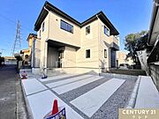シャープな外観デザイン＋ツートンの外壁で上質感のある4LDKが完成ました。屋根付きポーチで雨の日も快適、庭スペースは多用途に使えます。