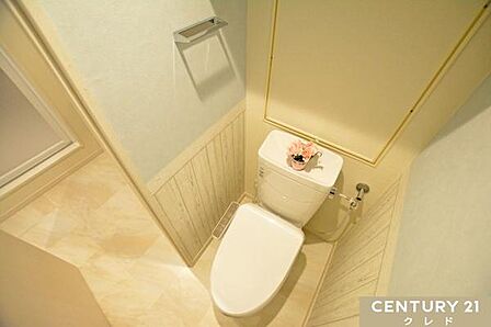 肌への負担に配慮し、快適な生活をサポートする温水洗浄機能付きトイレです。アクセントクロスを施した清潔感あふれる空間です。※2019年リフォーム時の写真です。