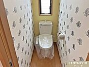 【温水洗浄便座でデリケートな衛生面も安心】各階にトイレ付き。忙しい朝の時間帯にも、ご家族みなさまが気持ち良くお使いいただけます。白を基調にした清潔感のあるレストルームになっています。