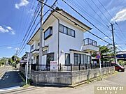 広々としたお庭では、家庭菜園やガーデニングを楽しめます。近隣にはスーパー・コンビニ・ドラッグストアなどの商業施設が揃い、日々の暮らしに便利な環境です。