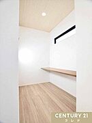 【洋室7帖】主寝室にはカウンター付きの書斎スペースがあります。読書やパソコン、趣味のコレクションなど多目的に使用できる空間です。