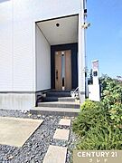 玄関ポーチがあるので、雨天時にもベビーカーや濡れた傘も玄関前で落ち着いて扱えます。アプローチに植栽スペースを設け、四季の彩りを楽しめます。