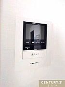 【TVモニター付きのインターホン】室内から一目で来客を確認できる安心の防犯設備です。セールスや不要な応対を減らせます！お子様を抱えていて両手がふさがってる状態でもラクに対応できます。