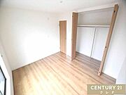 【8帖主寝室】8帖の主寝室は南向きバルコニーに面し、日当たり良好。大容量クローゼット付きで季節物までしっかり収納。家具配置もしやすいゆとりの空間です。