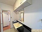 カウンター部分が広い洗面化粧台は、家族全員が同時に使用できます。豊富な収納スペースで化粧品や日用品をスッキリ整理でき、使いやすさも向上。朝の忙しい時間でもストレスなく、快適に準備ができます。