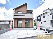 税制優遇が受けられる、安心の長期優良住宅。南道路に面した明るい4LDKの新邸です。駐車場は急な来客時にも便利な、並列3台分確保（車種による）