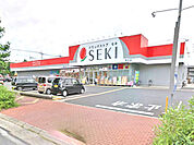 ドラッグストアセキ若葉店まで871m