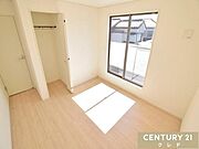 【バルコニー側6.6帖】ゆとりある広さの洋室6.6帖は、やわらかな光が差し込む心地よい空間です。主寝室としてはもちろん、子供部屋など多用途にお使いいただけます。