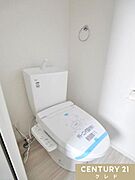 快適性と衛生面を兼ね備えたウォシュレット機能付きトイレ。お手入れもしやすく、清潔な状態を保ちやすいのも魅力です。