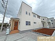 ベイシアマート徒歩6分、セブンイレブン徒歩7分！買い物も便利な住環境！小学校徒歩5分！前面に公園があり、子育て家族にピッタリ！