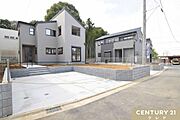 敷地63坪に佇むお住まいはカースペース並列2台が駐車可能です。週末には「なぐわし公園」でお子様と遊んだり、駅周辺ではショッピングも楽しめるこそ誰環境も充実のエリアです。
