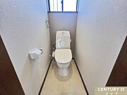 1、2階トイレも新規交換！使い勝手の良い温水洗浄便座に、手洗い一体型タンクを備えたトイレ。肌への負担に配慮し、快適な生活をサポート！