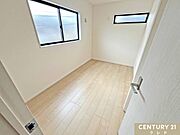 【洋室5帖】2面採光で自然光が入り、明るく風通しの良い空間。白を基調とした内装と木目調の床が、どんなインテリアにも自然に馴染みます。