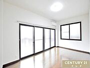 【洋室7.5帖】柔らかな光が差し込む2面採光のお部屋。シンプルな内装なので、お好みの家具を置いて自分好みの空間を作れます。