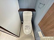 衛生面も安心の温水洗浄機能付きトイレ。背面のカウンターには芳香剤や小物を飾ることができ、壁面には埋め込み式の収納棚を確保。