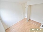 【洋室5.2帖】ホワイト×木目調の明るく清潔感のある洋室。シンプルで使いやすいお部屋はお子様のお部屋としても長く使うことができます。