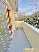 【3階バルコニー】複数個所にバルコニーがあるため、世帯ごとのプライバシーも守れます。生活の違いや用途などに合わせてお使いいただけます。