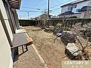 自然石と生垣が美しく調和した南庭。ウッドデッキでお茶を楽しんだり、お子様やペットを自由に遊ばせたりと、多彩な使い方が広がります。