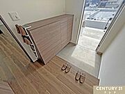 家族全員分の靴もしっかり収納可能なシューズボックス！ダウンライトが明るく照らす清潔感あふれる玄関は、帰宅するたびに気持ちをリセットしてくれる上質な空間です。