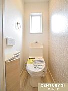 快適性と衛生面を兼ね備えたウォシュレット機能付きトイレ。窓付きで明るく、換気もしやすい空間で、日常的に清潔を保てます。