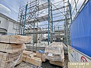 次の工程では建物の骨組みとなる木材を設置し、基本的な構造を組み立てていきます。